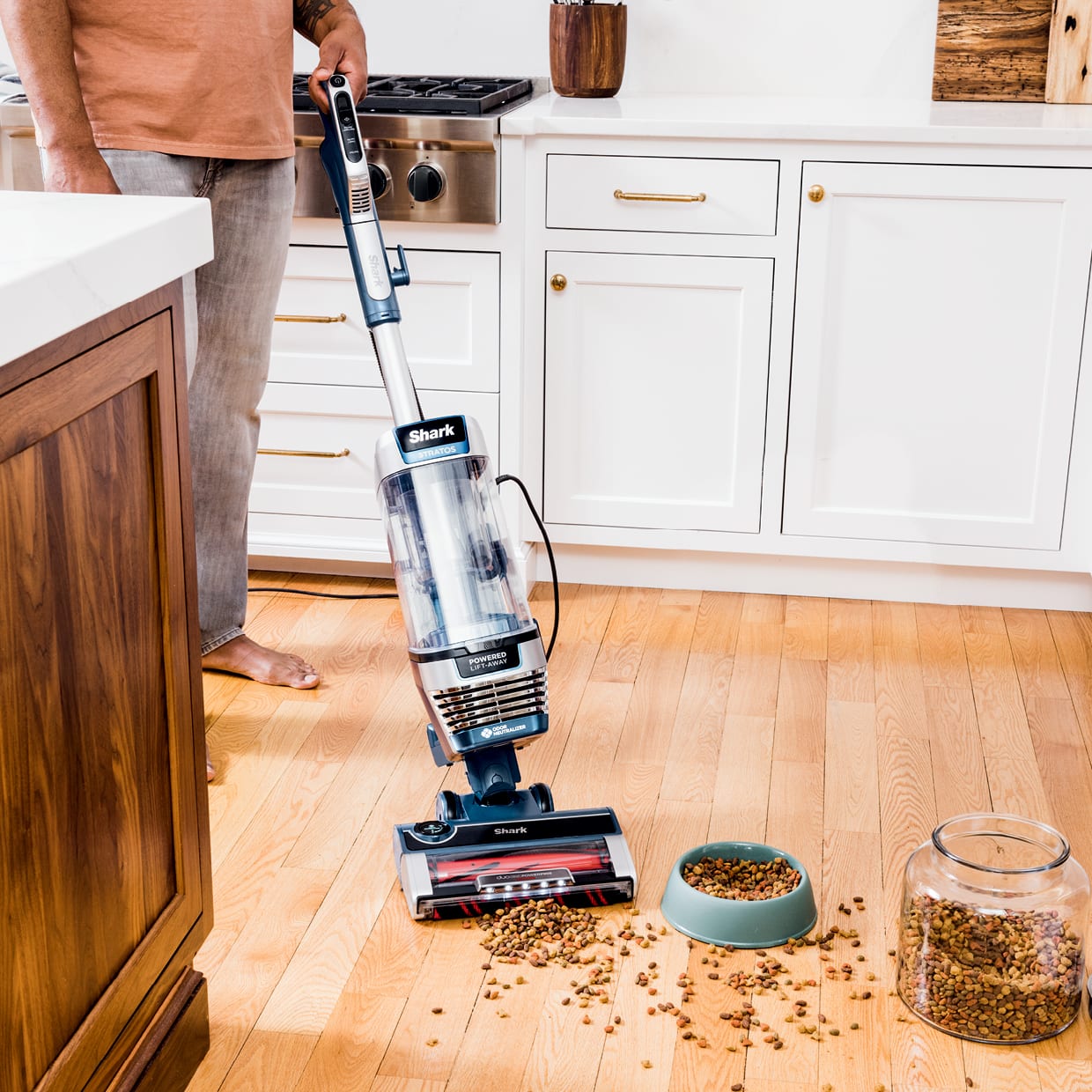 Cleaning a shark vacuum cleaner outlet